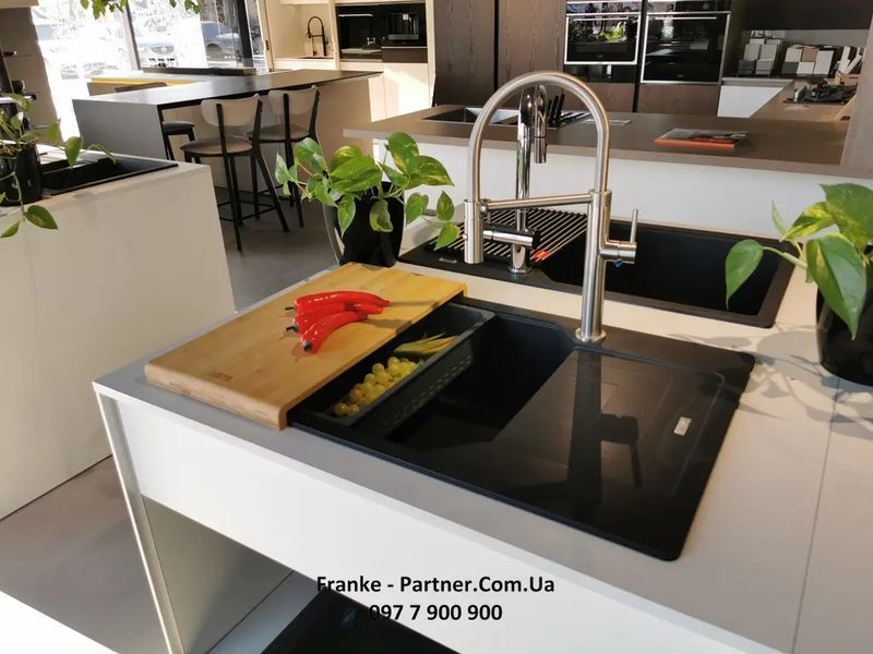 Кухонна мийка Franke Urban UBG 611-78 XL (114.0701.799) гранітна - врізна - оборотна - колір Онікс - (пластиковий коландер у комлекті) 114.0701.799 фото